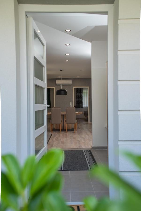 Twins Apartman เฮวิซ ภายนอก รูปภาพ