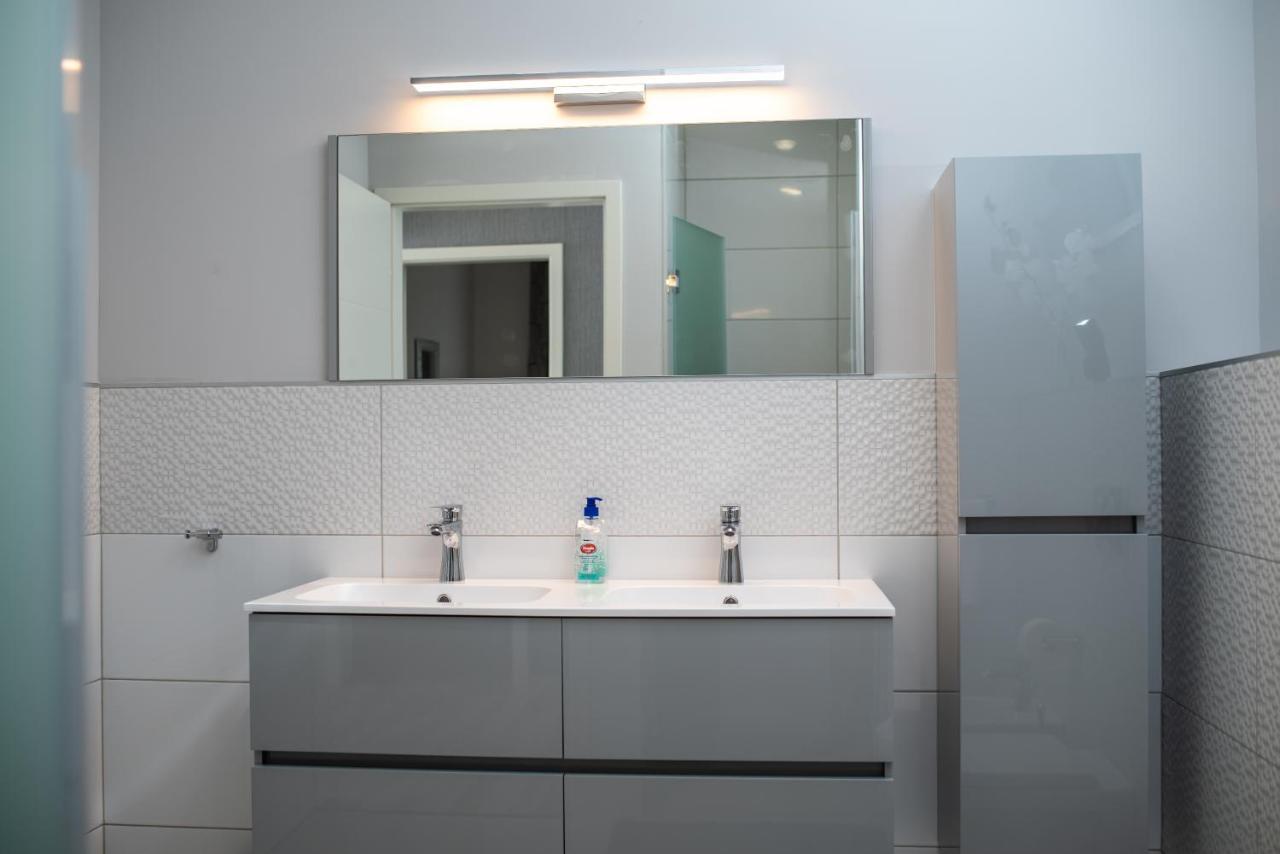Twins Apartman เฮวิซ ภายนอก รูปภาพ